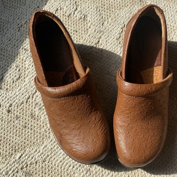BOC Born Concept Nadiyya Black Light Brown Ostrich Clog Nursing Size 9.5 - Picture 2 of 7